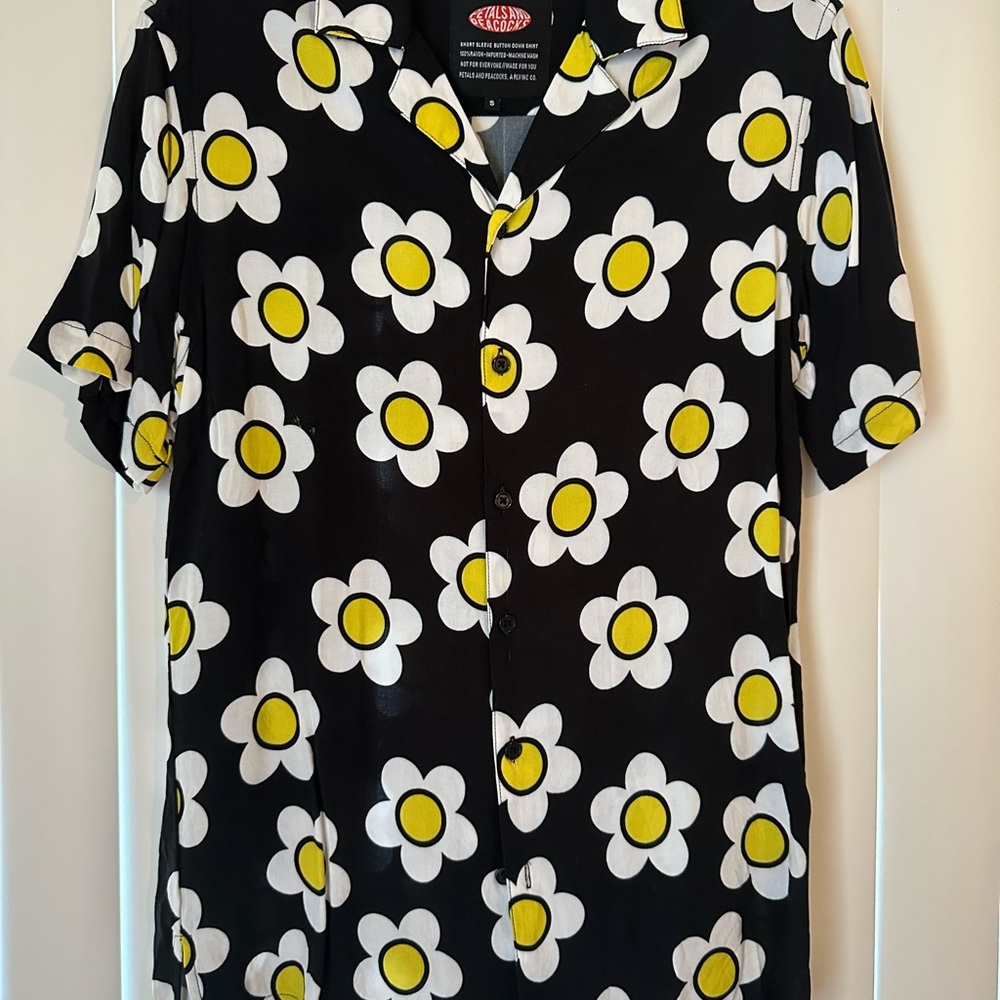 Vintage-inspired Black/White/Yellow Daisy Button Down Shirt